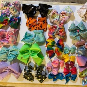 29 JoJo Siwa Bows. A variety of sizes and colors all with Jo Jo’s seal.